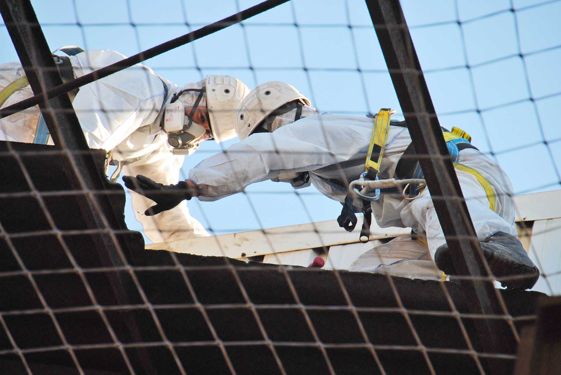 石綿（アスベスト）やPCBなど、法令に沿った調査・処理をサポート