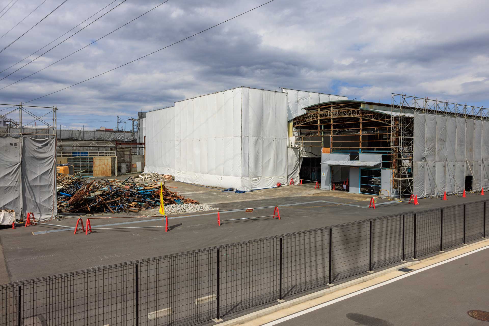 サービス： 鉄骨造・RC造（倉庫・工場・共同住宅など）解体