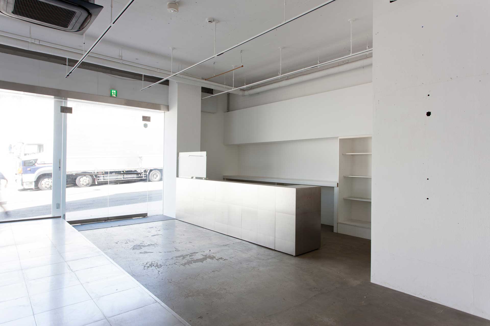 サービス： 内装解体・原状回復工事